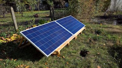 Photovoltaik Solarmodul in privatem Garten